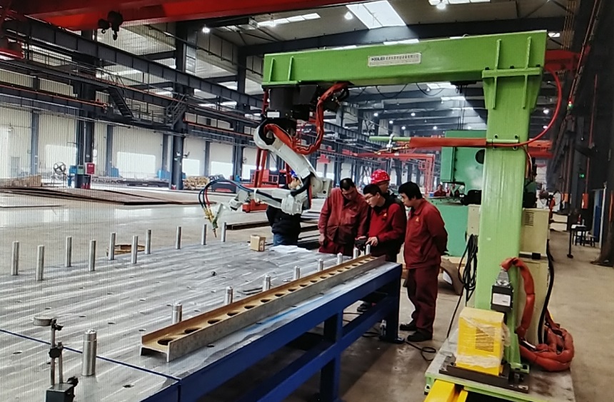 挖掘機、抓料機、抓鋼機、報廢汽車拆解機等系列產(chǎn)品加工機器人工作站