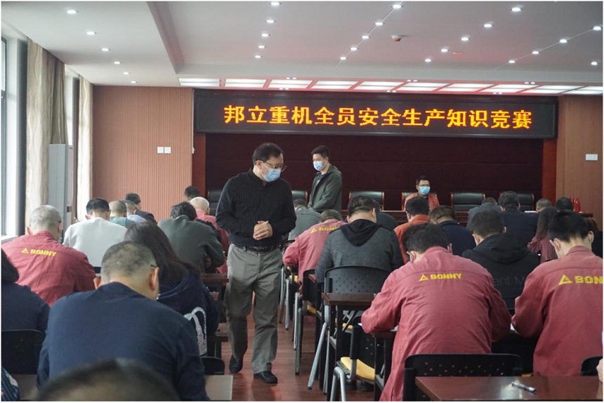 挖掘機、抓料機、抓鋼機、報廢汽車拆解機安全生產(chǎn)知識競答.jpg